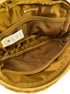 Lululemon everywhere belt bag in camel fleece NWT